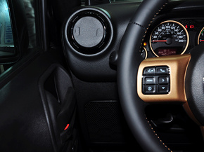 Jeep  3.6L 方向盘左后仪表台