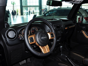 Jeep  3.6L 中控台左侧