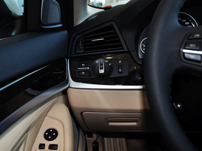 华晨宝马  530Li 方向盘左后仪表台