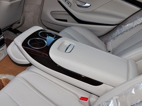 奔驰(进口)  S400L 3.0T 自动 第二排座椅中间特写