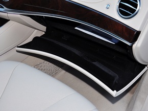 奔驰(进口)  S400L 3.0T 自动 手套箱整体特写