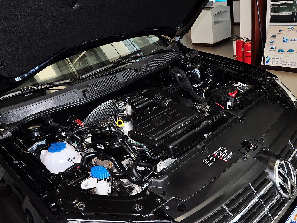 上海大众  改款 1.4TSI 手动 发动机主体特写