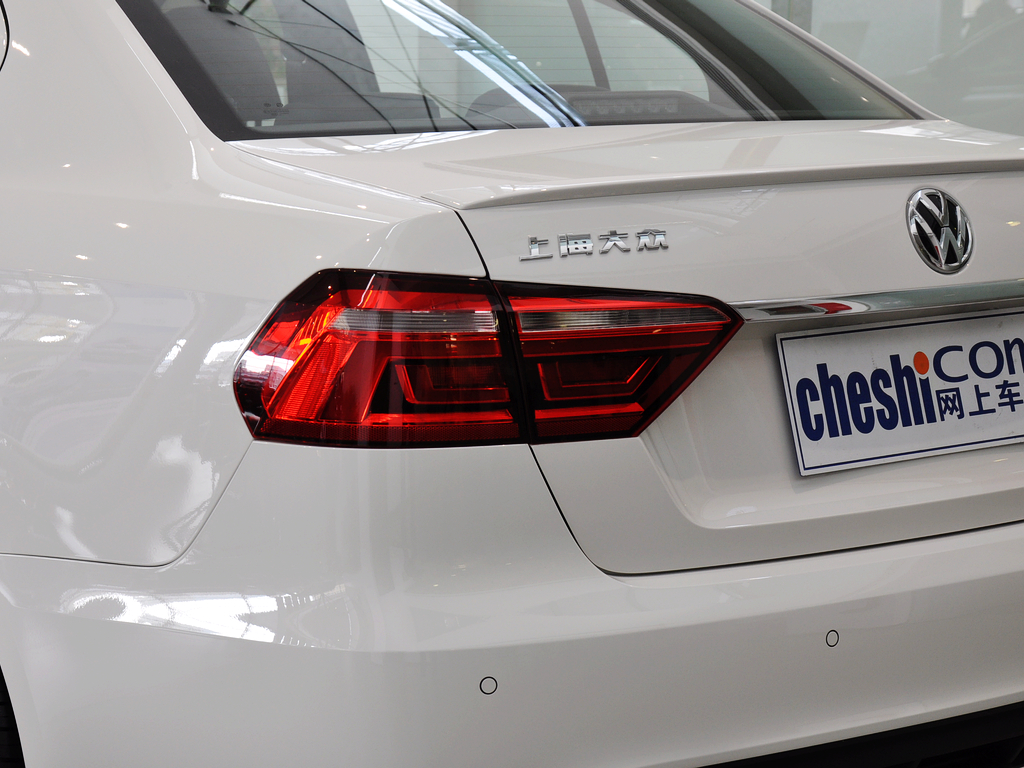 上海大众  1.6L 自动 车辆左后大灯45度视角