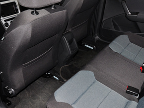 上海大众  1.4TSI DSG 第一排座椅靠背后方