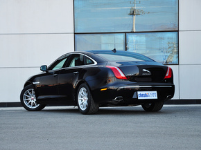 捷豹  XJL 2.0T 车辆左后45度视角