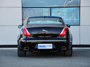 捷豹  XJL 2.0T 车辆正后方尾部视角