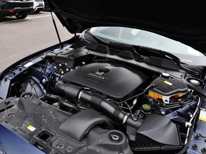 捷豹  XJL 2.0T 发动机主体特写