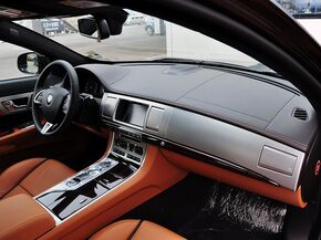 捷豹  XF 2.0T 中控台右侧