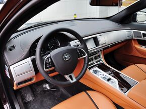 捷豹  XF 2.0T 中控台左侧