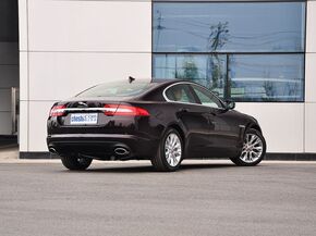 捷豹  XF 2.0T 车辆右侧尾部视角