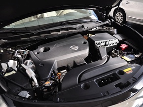 东风日产  公爵 2.5L XV 发动机主体特写