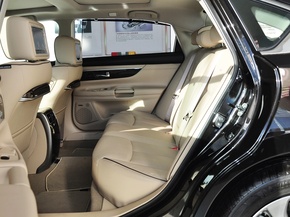 东风日产 公爵 2.5L XV 第二排座椅正视图