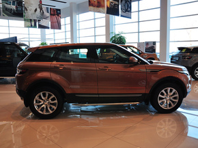 路虎 2.0T 车辆正右侧