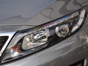 东风悦达起亚  2.0L AT 车辆大灯细节