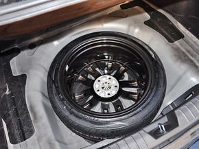 东风悦达起亚  2.0T AT 备胎整体