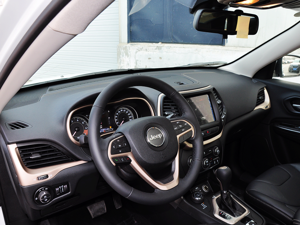 Jeep  2.4L 自动 中控台左侧