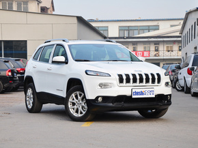 Jeep  2.4L 自动 车辆右侧45度角