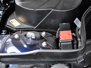 奔驰(进口)  E260 蓄电池特写