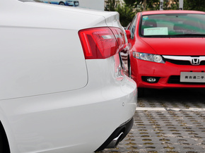 一汽奥迪  30 FSI 车辆左后大灯正侧视角