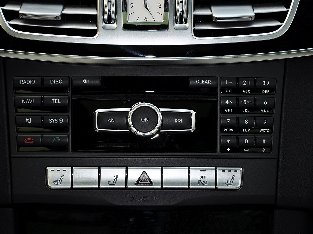 北京奔驰 改款E300L 3.0L 自动 中控台下方特写