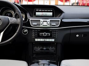 北京奔驰  改款E300L 3.0L 自动 中控仪表台总特写