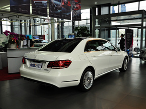 北京奔驰 E260L 1.8T 自动 车辆右侧尾部视角