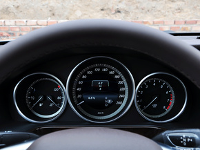 北京奔驰  E260L 1.8T 自动 方向盘后方仪表盘