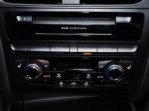 奥迪(进口) 40TFSI 2.0T DCT 中控台下方特写
