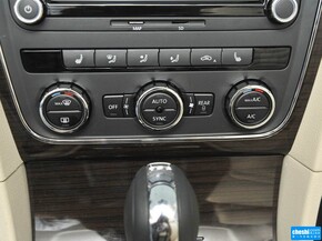 上汽大眾  1.8TSI DSG 中控臺(tái)下方特寫