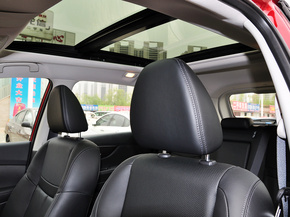 东风日产  2.0L XL  CVT 驾驶席座椅头枕特写