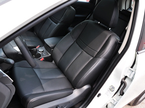 东风日产  2.5L XL CVT 驾驶席座椅前45度视图