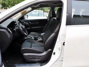 东风日产  2.5L XL CVT 驾驶席座椅正视图