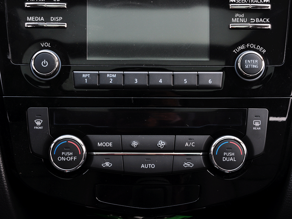 东风日产  2.0L XL CVT 中控台下方特写