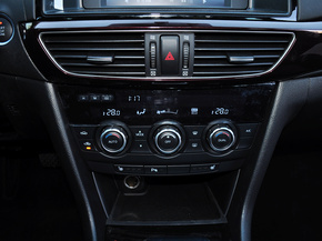 一汽马自达  2.5L 自动 中控台下方特写