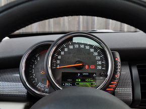 MINI  COOPER 方向盘后方仪表盘