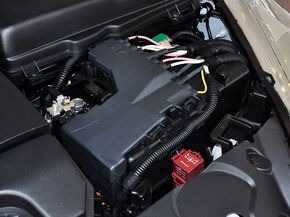 东风标致 2.3L 自动 蓄电池特写