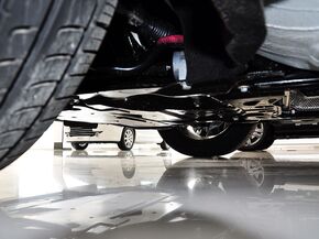 东风标致 2.3L 自动 前悬架特写