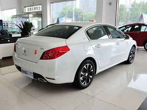 东风标致  2.3L 自动 车辆右侧尾部视角