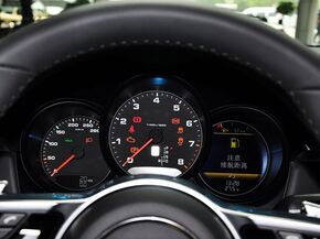 保时捷  2.0T 方向盘后方仪表盘