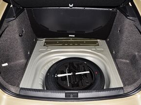 斯柯达  1.6L 手动 打开后备箱内盖板特写