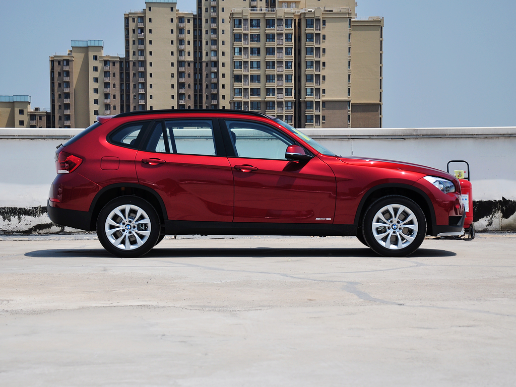 华晨宝马 sDrive18i 车辆正右侧