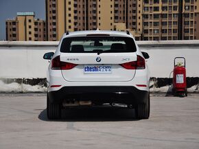 华晨宝马  sDrive20i 车辆正后方尾部视角