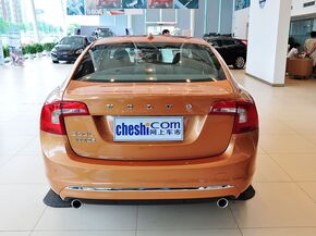 沃尔沃亚太  2.0T 自动 车辆正后方尾部视角