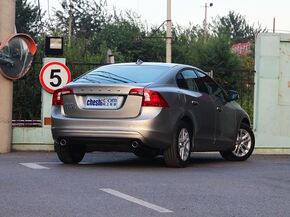 沃尔沃亚太 2.0T 自动 车辆右侧尾部视角