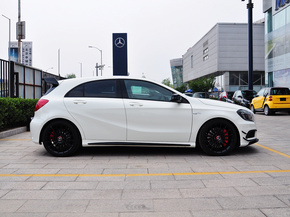 奔驰AMG  A45 AMG 车辆正右侧