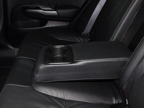 东风本田  1.8L 自动 第二排座椅中间特写