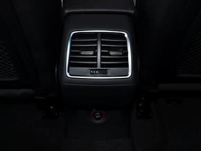 一汽奥迪  30 TFSI 前排座椅中央后方整体
