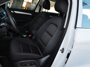 一汽奥迪  30 TFSI 驾驶席座椅前45度视图