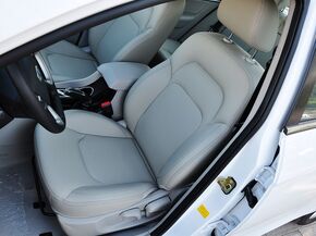 吉利汽车  三厢 1.3T CVT 驾驶席座椅前45度视图