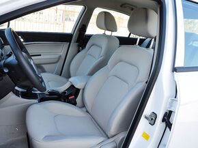 吉利汽车  三厢 1.5L 手动 驾驶席座椅前45度视图
